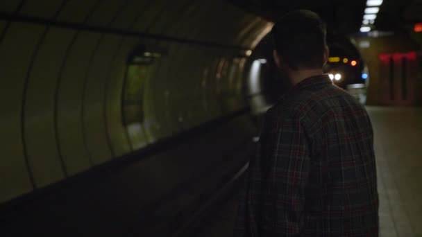 Καυκάσιος Άνδρας Περιμένει Καθώς Μετρό Πλησιάζει Αργή Κίνηση — Αρχείο Βίντεο
