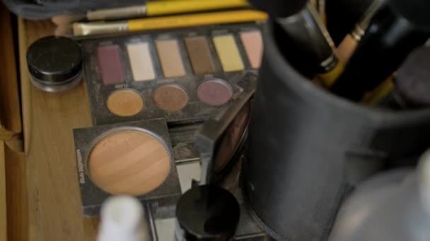 Närbild Makeup Med Handen Plocka Upp Med Borste — Stockvideo