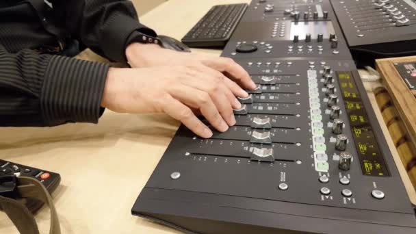 音频工作室中带音响工程师的音频设备 — 图库视频影像