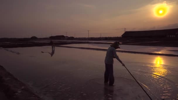 Silhouette Zweier Arbeiter Der Untergehenden Sonne Auf Den Salzfeldern Südostasien — Stockvideo