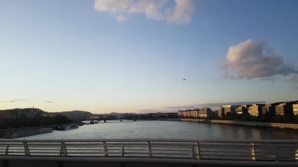 布达佩斯多瑙河跨桥从佩斯到布达与日落和建筑物全景 — 图库视频影像