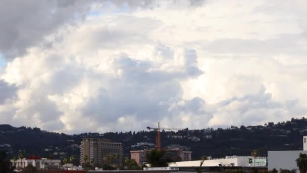 Hollywood Hills Arka Planında Vinç Bulutların Zamanlaması — Stok video