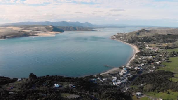 Vista Aérea Volando Hacia Atrás Sobre Omapere Nueva Zelanda Hermosa — Vídeos de Stock