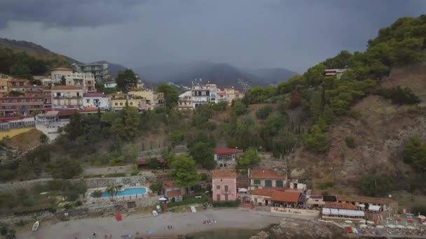 これはシチリア島のタオルミーナ町の風景ドローンです — ストック動画