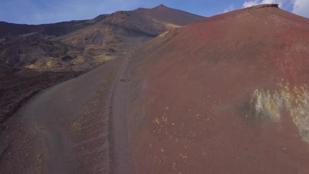 Sicilya Daki Etna Dağı Eteğindeki Dağcıların Insansız Hava Aracı Görüntüsü — Stok video