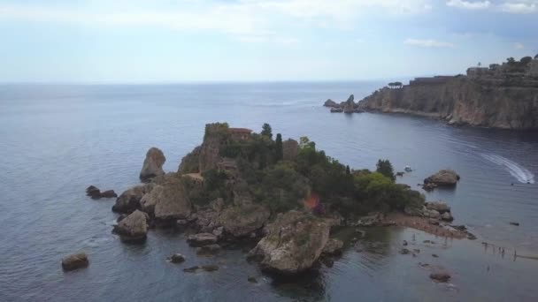 シチリア島タオルミーナのイゾラ ベラのドローンです — ストック動画