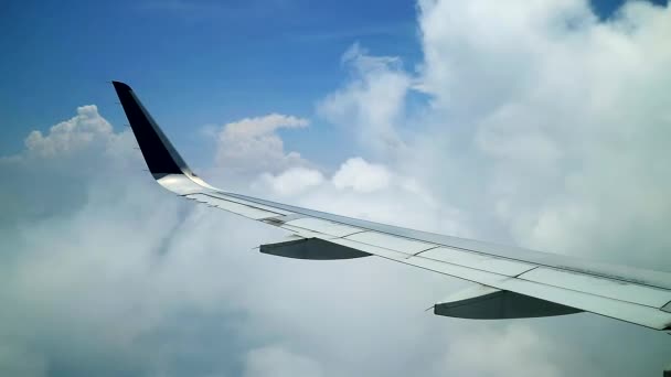 Avião Comercial Para Turbulência Céu Nublado — Vídeo de Stock