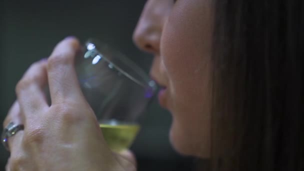 迷人的高加索女人喝了一杯白葡萄酒 慢吞吞地在餐馆里笑着 — 图库视频影像