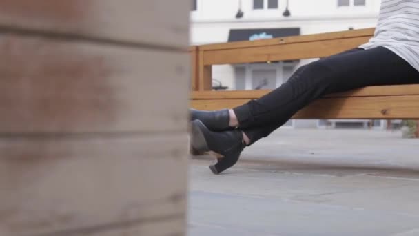 Slide Shot Som Fransk Stil Distrikt Kvinna Bär Svarta Jeans — Stockvideo