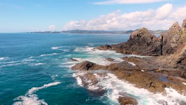 Drone Aéreo Voando Perto Rochas Afiadas Costa Ondas Oceânicas Cair — Vídeo de Stock