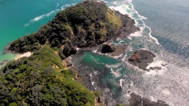 空中ドローンは小さな楽園の半島を飛んで 下に傾斜し 緑の山々 青い水 — ストック動画