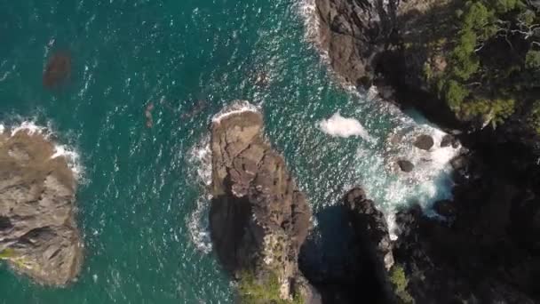 Flygdrönare Ovanifrån Flyger Över Stora Skarpa Klippor Nära Paradiskust Vågor — Stockvideo