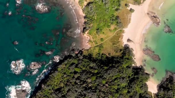 200 Hız Tepeden Aşağıya Doğru Uçuyor Dar Cennet Yarımadasında Kumsalları — Stok video