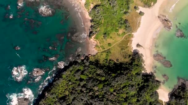 Vista Aérea Desde Arriba Volando Sobre Una Estrecha Península Paradisíaca — Vídeos de Stock