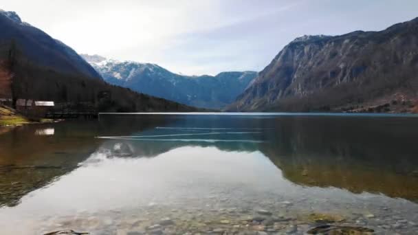 Aerea Ponte Lago Montagna Beyound Con Belle Scogliere Innevate — Video Stock