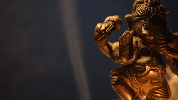 Statue Ganesha Méditant Avec Des Bougies Fumée Près — Video