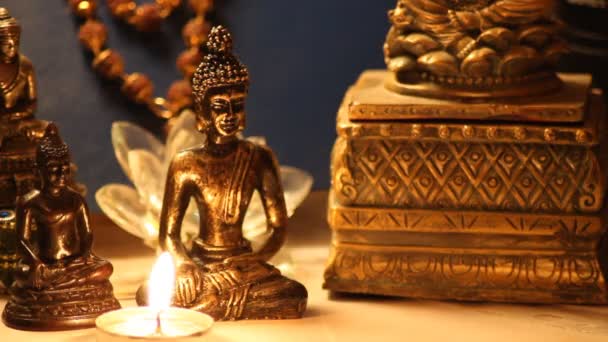 Statua Buddha Meditando Con Candela Che Brucia Vicino — Video Stock