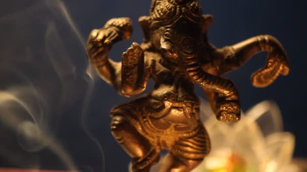 Statue Ganesha Avec Lumières Bougie Fumée Encens Gros Plan — Video