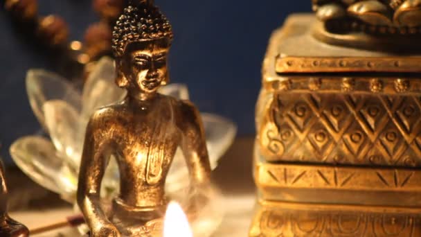 Buddha Statue Mit Brennender Kerze Und Räucherrauch Aus Nächster Nähe — Stockvideo