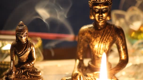 Estátuas Buda Meditando Com Velas Perto — Vídeo de Stock