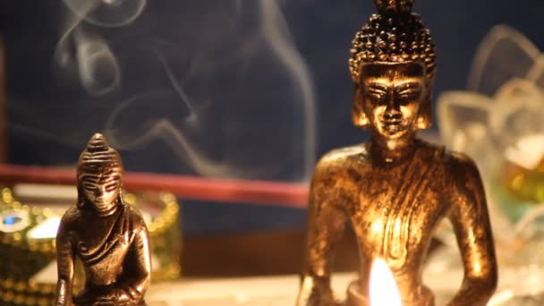 Boeddhabeelden Mediteren Met Kaarsen Van Dichtbij — Stockvideo