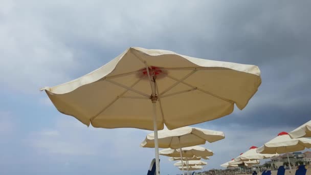 Ομπρέλα Sunshade Στην Παραλία Μια Θυελλώδης Συννεφιασμένη Μέρα — Αρχείο Βίντεο