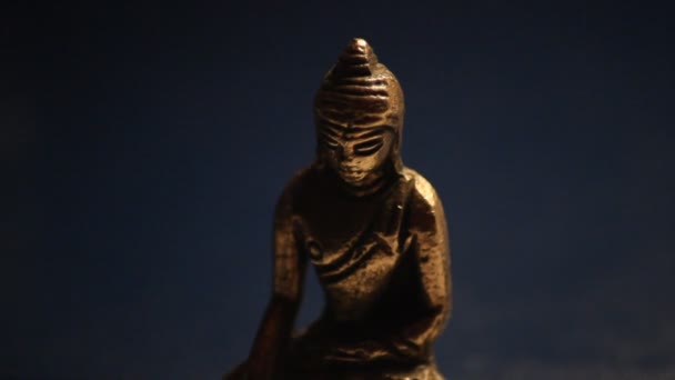 Buddha Statue Meditiert Friedlicher Entspannung — Stockvideo