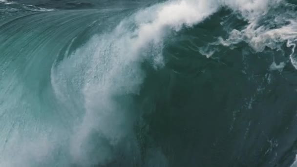 近视沿着浅滩暗礁的低速冲破巨浪中的近视 — 图库视频影像