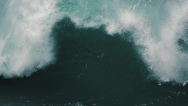 巨浪冲向浅滩的厚唇 特写慢镜头 — 图库视频影像