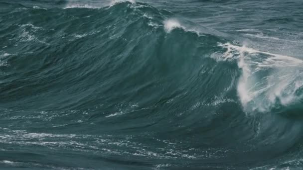 スローモーションで大波が砕ける — ストック動画