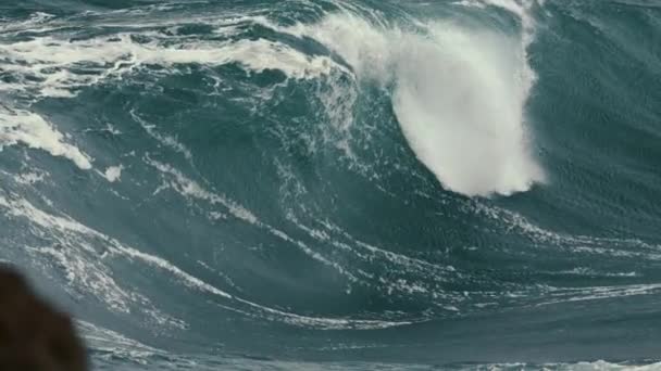 靠近岩石的慢速运动中的泡沫波破裂 — 图库视频影像