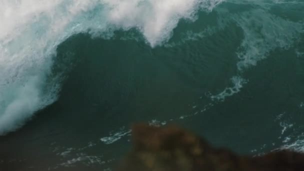 Тяжелая Волна Пробивается Замедленном Движении Шельфом Скалы Крупный План Губы — стоковое видео