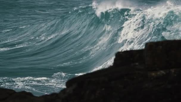 Köpüklü Dalgalar Cam Kırıkları Gibi Kayaların Arkasında Ağır Çekimde Kırılır — Stok video