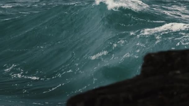 嵐の間に大きな波が岩の上に打ち寄せる 鮮明なスローモーションで遊ぶ — ストック動画