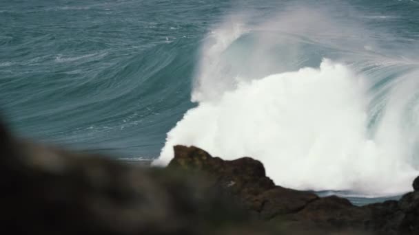 スローモーションで岩に侵入する大きな波のショットをロックオフ — ストック動画