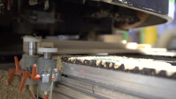 Arbeiter Montieren Material Technische Cnc Fräsmaschinen Rechts Und Links Des — Stockvideo