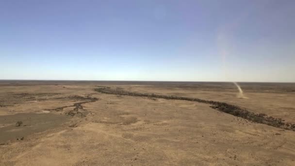 一只沙尘魔鬼从澳大利亚腹地盘旋而过 从无人机上鸟瞰着澳大利亚腹地 — 图库视频影像