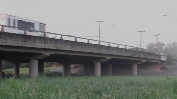 Straat Viaduct Een Mistig Veld San Antonio Texas — Stockvideo