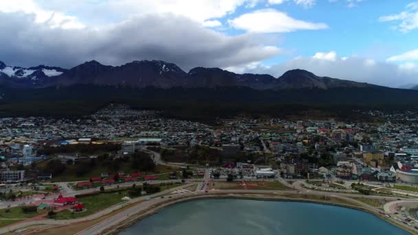 无人机飞行中的Ushuaia — 图库视频影像