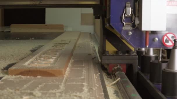 Een Cnc Die Bits Van Machine Verandert Een Meubelfabriek Slow — Stockvideo