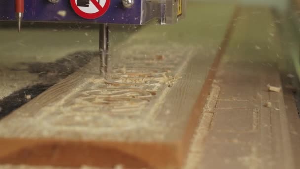 Zbliżenie Slow Motion Maszyny Cnc Tnącej Znak Drewna — Wideo stockowe