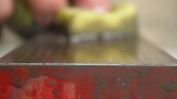 Een Macro Shot Van Whetstone Die Wordt Gewassen Met Een — Stockvideo