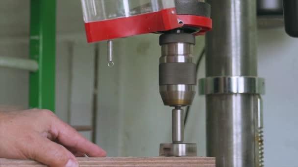 100Fpsのスローモーションで木材のブロック上の柱ドリルを使用して大工のズームショット — ストック動画