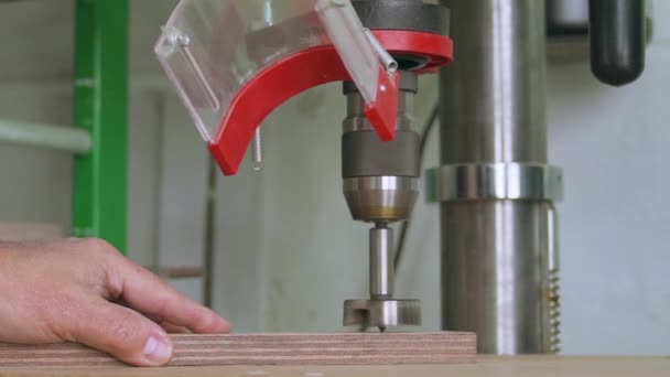 100 Fpsのスローモーションで木材のブロックに穴を作るためにピラードリルを使用して大工 — ストック動画