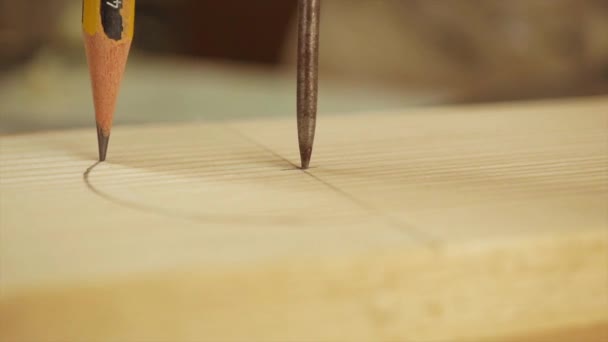 Макрознімок Столяра Використанням Циркуля Шматку Деревини — стокове відео