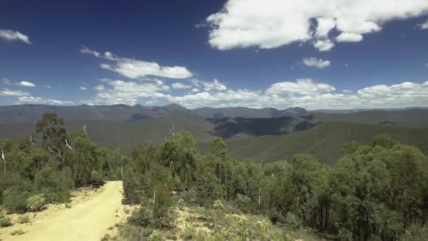 オーストラリアのビクトリア州高地の山に向かって空飛ぶショット — ストック動画