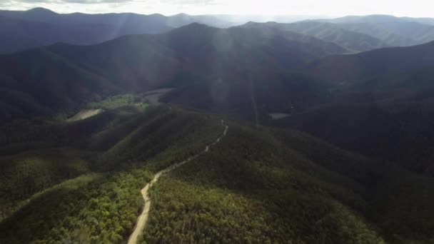 ビクトリア州の高地 オーストラリアの山に向かって飛行する劇的な空中ショット — ストック動画