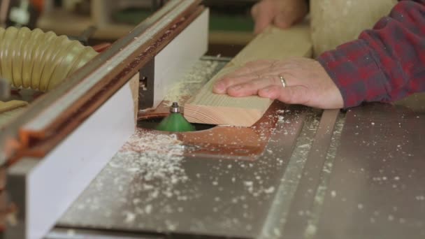 Carpenter Memotong Papan Pinus Meja Router Terbalik Furniture Workshop Dalam — Stok Video