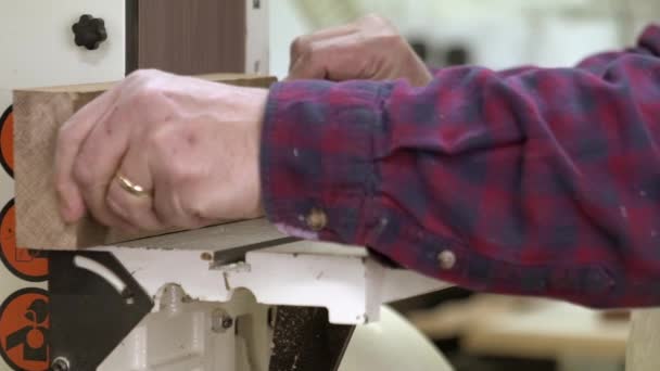 Carpenter Menggunakan Sander Pabrik Furnitur Dalam Gerak Lambat — Stok Video