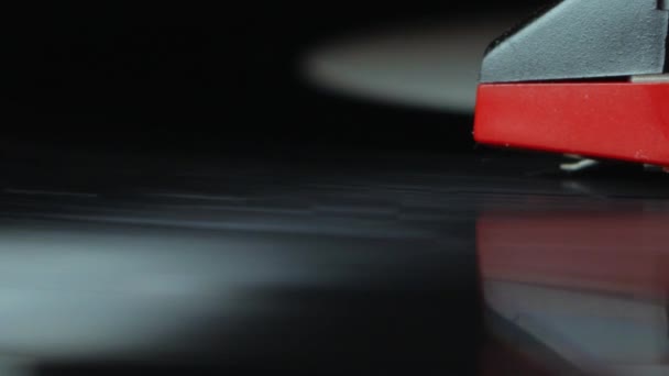 Tonearm Nål Närbild Med Spinning Svart Vinyl — Stockvideo